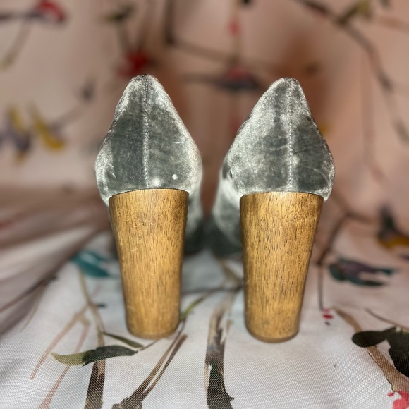 Grey velvet, round toe, wooden heel pump by Juicy Couture w box (nearly vintage) - Picture 10 of 15